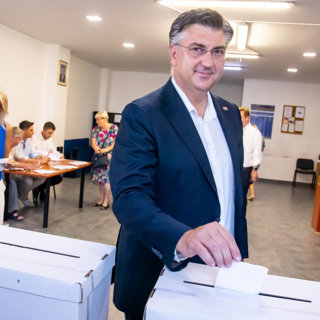 &lt;p&gt;Plenković glasa na unutarstranačkim izborima&lt;/p&gt;