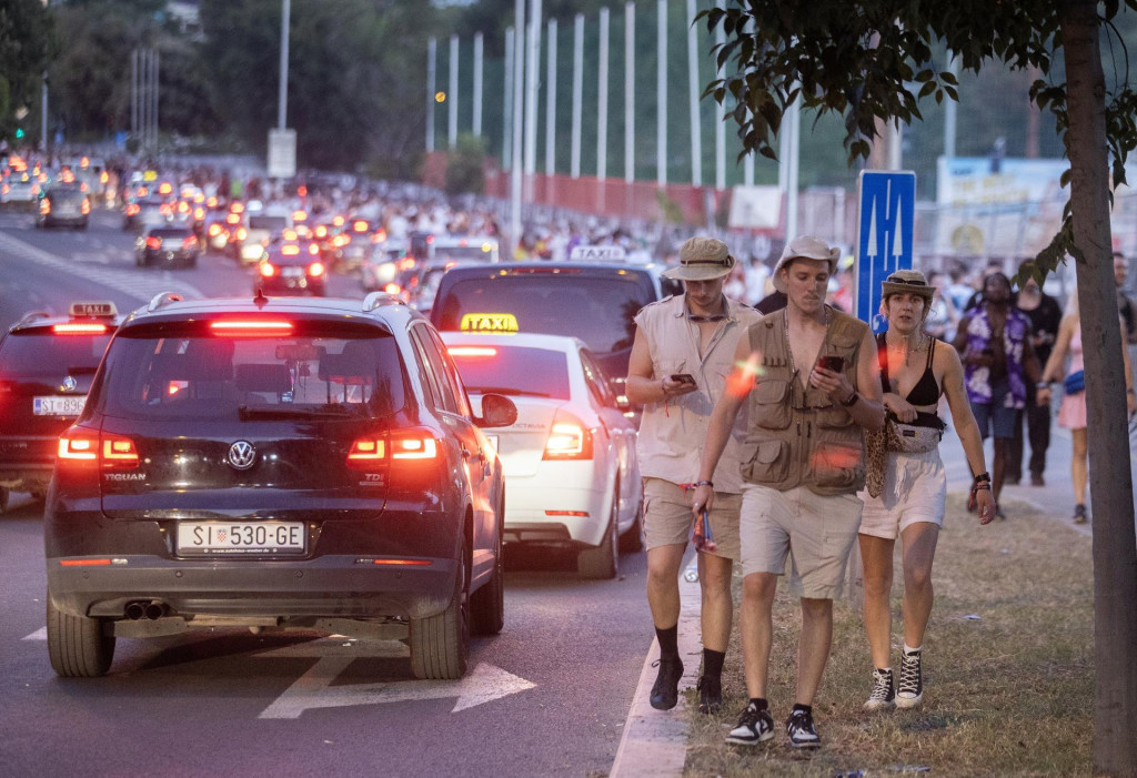 &lt;p&gt;Red taksija se proteza od poligona do zgrade bivše Jugoplastike&lt;br&gt;
&lt;br&gt;
 &lt;/p&gt;