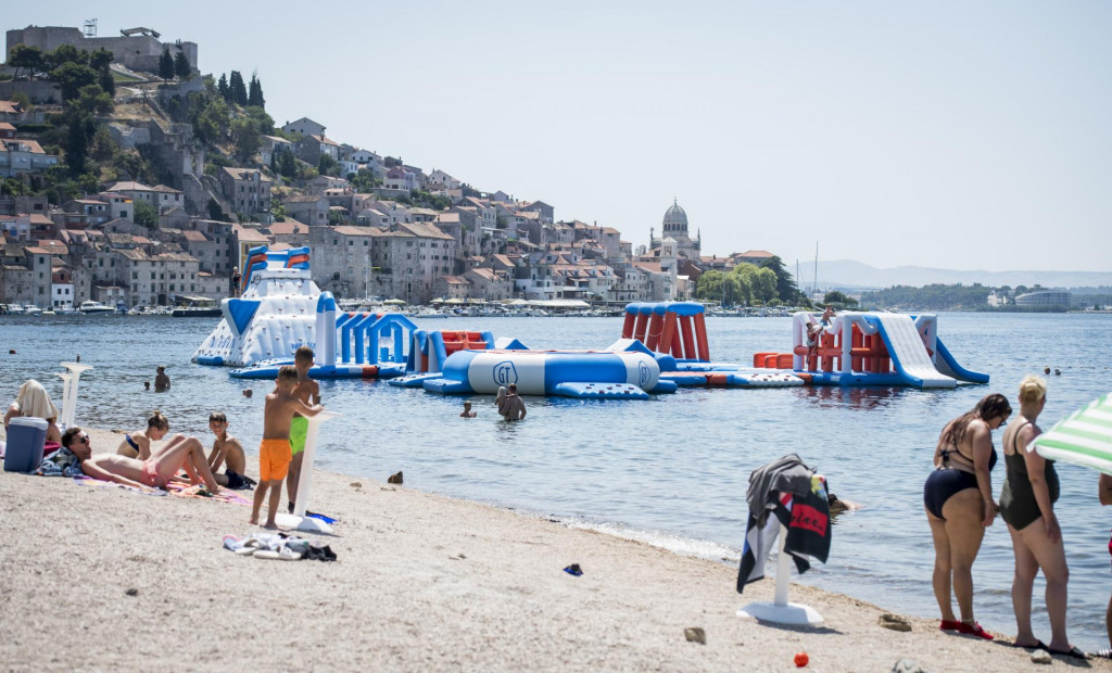 &lt;p&gt;Šibenčani  i turisti osvježenje od nesnosnih vrućina potražili u moru na plaži Banj&lt;/p&gt;