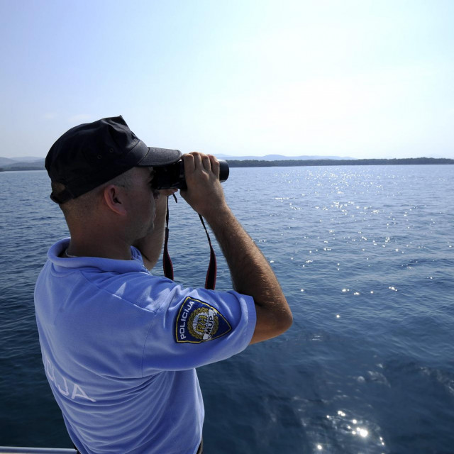 &lt;p&gt;Sibenik, 040712.&lt;br&gt;
Postaja Pomorske policije sa tri broda i helikopterom provodi preventivnu akciju sprecavanja glisiranja, ali i sankcioniranja glisiranja u blizini obale.&lt;br&gt;