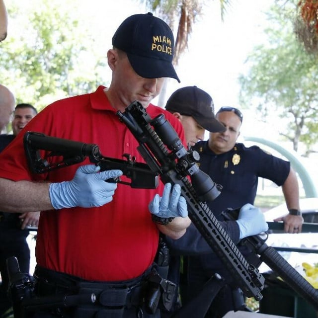 &lt;p&gt;Policijski instruktor iz Miamija pokazuje kako se koristi puška AR-15&lt;/p&gt;

&lt;p&gt; &lt;/p&gt;

&lt;p&gt; &lt;/p&gt;