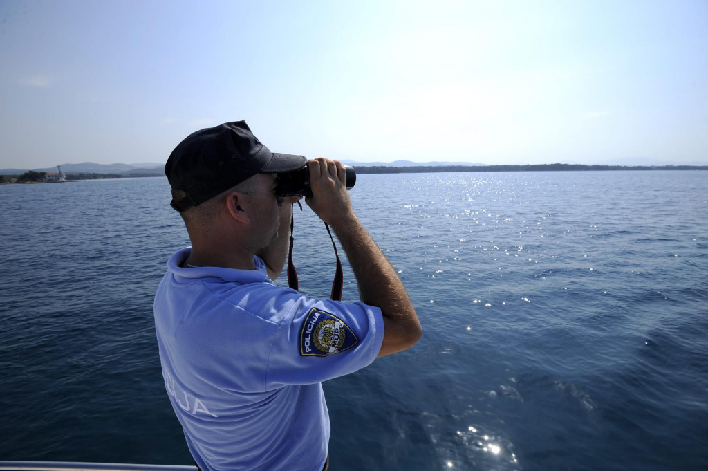 &lt;p&gt;Sibenik, 040712.&lt;br&gt;
Postaja Pomorske policije sa tri broda i helikopterom provodi preventivnu akciju sprecavanja glisiranja, ali i sankcioniranja glisiranja u blizini obale.&lt;br&gt;