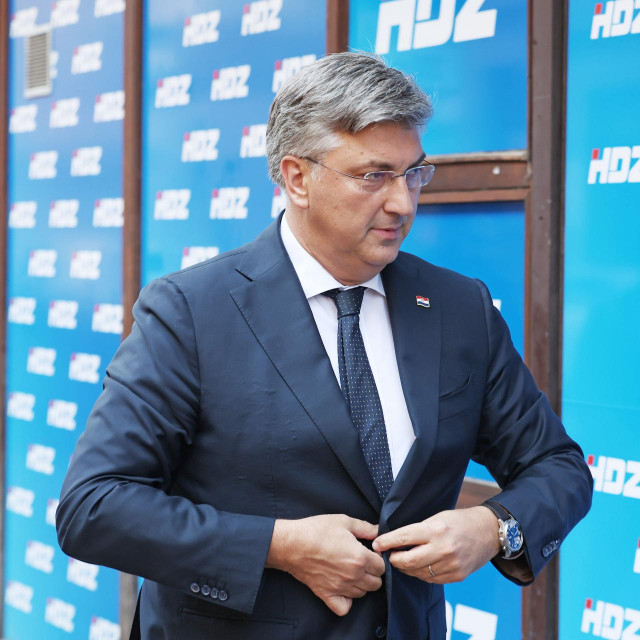 &lt;p&gt;Andrej Plenković pri dolasku na današnju sjednicu Predsjednistava HDZ-a&lt;/p&gt;