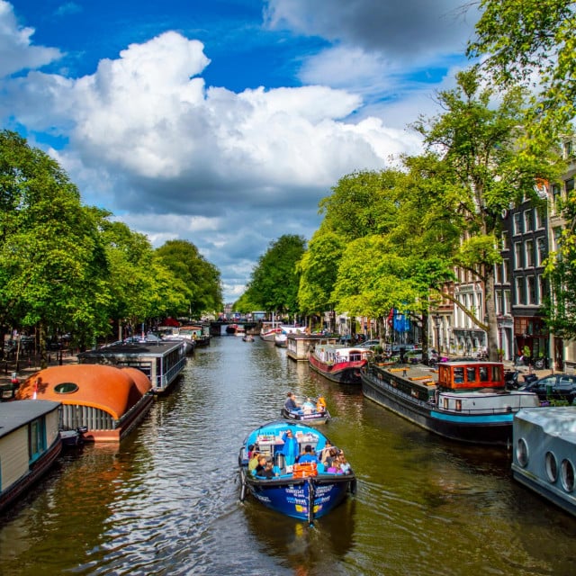 &lt;p&gt;U Amsterdamu živi gotovo milijun stanovnika, a njihova lokalna vlast, nakon burnih rasprava, ograničila je broj turista na 20 milijuna, ali i napravila plan prioriteta do 2025. godine&lt;/p&gt;