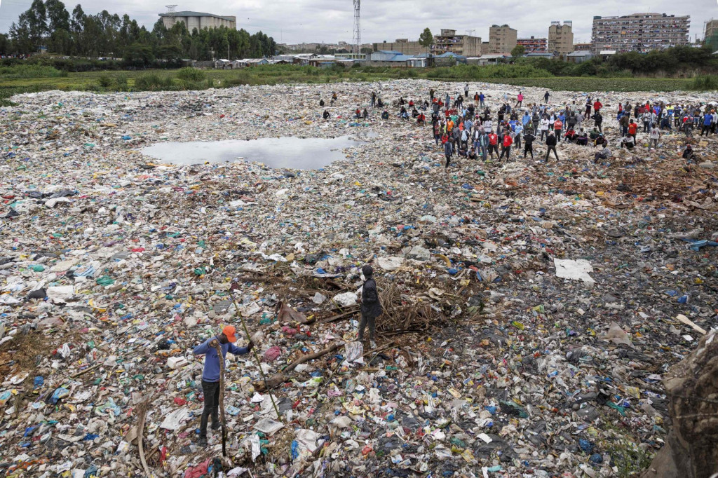 &lt;p&gt;Dragovoljci pretražuju odlagalište smeća u potrazi za ljudskim ostacima - dosad je izvučeno osam ženskih tijela s odlagališta u sirotinjskoj četvrti Nairobija&lt;/p&gt;