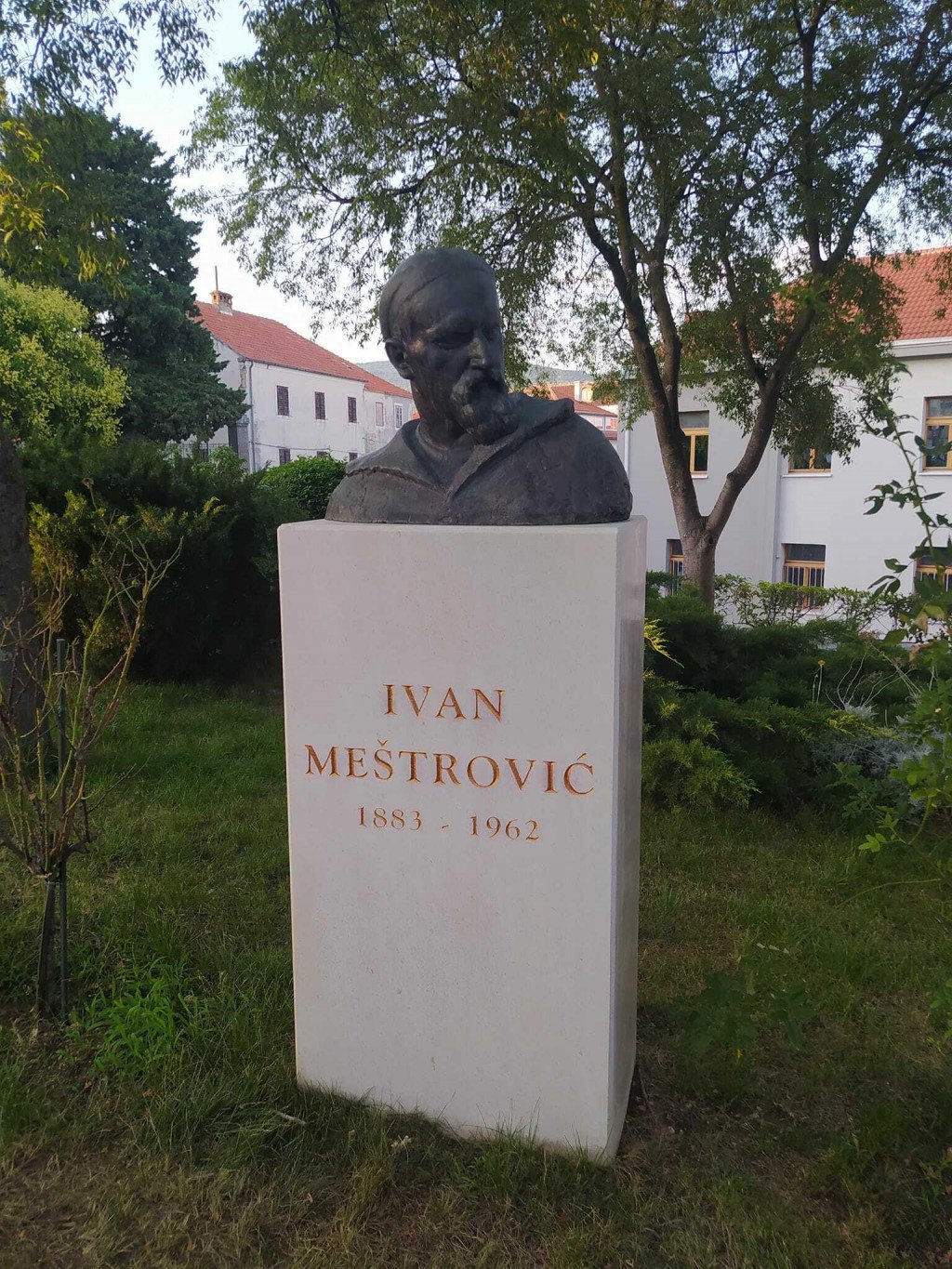 &lt;p&gt;Obnovljena bista Ivana Meštrovića u Drnišu&lt;/p&gt;