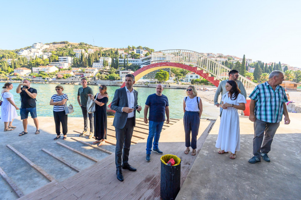 &lt;p&gt;Dubrovnik, 150724. Gradonacelnik Mato Frankovic sa suradnicima obisao plazu Uvale Lapad.