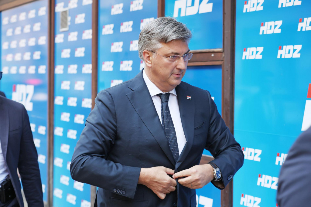 &lt;p&gt;Andrej Plenković pri dolasku na današnju sjednicu Predsjednistava HDZ-a&lt;/p&gt;