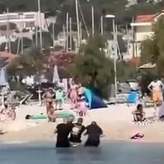 &lt;p&gt;Uhićenje muškarca na plaži u Tribunju&lt;/p&gt;