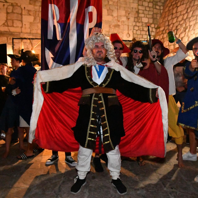 &lt;p&gt;Dubrovnik, 160724.&lt;br&gt;
Jubilarna 20. Noc Porporele uz proglasenje kneza Republike Porporele.&lt;br&gt;
Na fotografiji: mimohod kroz Grad te proglasenje kneza ispred Crkve sv. Vlaha.&lt;br&gt;