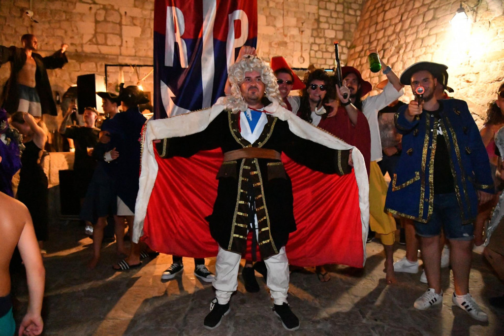 &lt;p&gt;Dubrovnik, 160724.&lt;br&gt;
Jubilarna 20. Noc Porporele uz proglasenje kneza Republike Porporele.&lt;br&gt;
Na fotografiji: mimohod kroz Grad te proglasenje kneza ispred Crkve sv. Vlaha.&lt;br&gt;