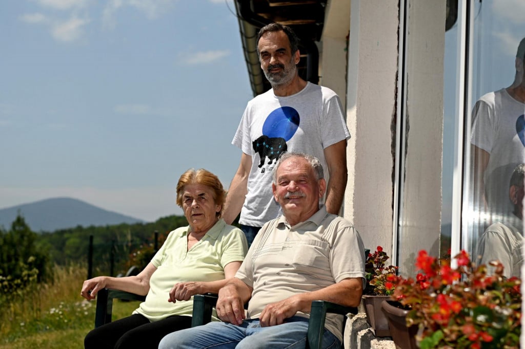 &lt;p&gt;Ana, Ljubo i Silvije Penava ispred svoga planinskog ličkog hotela ‘Degenija‘ u Krasnu&lt;br&gt;
&lt;br&gt;
 &lt;/p&gt;