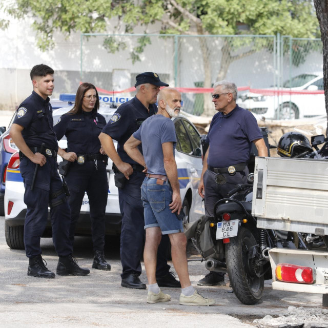 &lt;p&gt;U Kotišku ulicu u Makarskoj stigli su policajci, zaštitari, komunalni redari i kamion ‘Makarskog komunalca‘&lt;/p&gt;