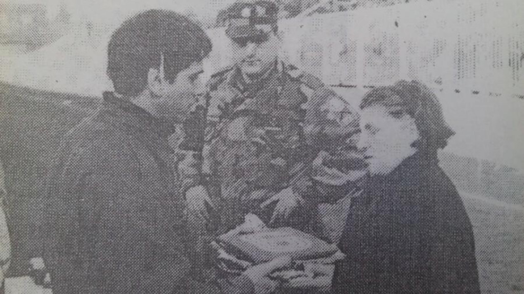 &lt;p&gt;Mladen Fuzul kao zapovjednik 112. brigade HV-a predaje simbolični dar Gospođi prigodom Memorijala Borisa Nikpalja održanog 1995.&lt;/p&gt;