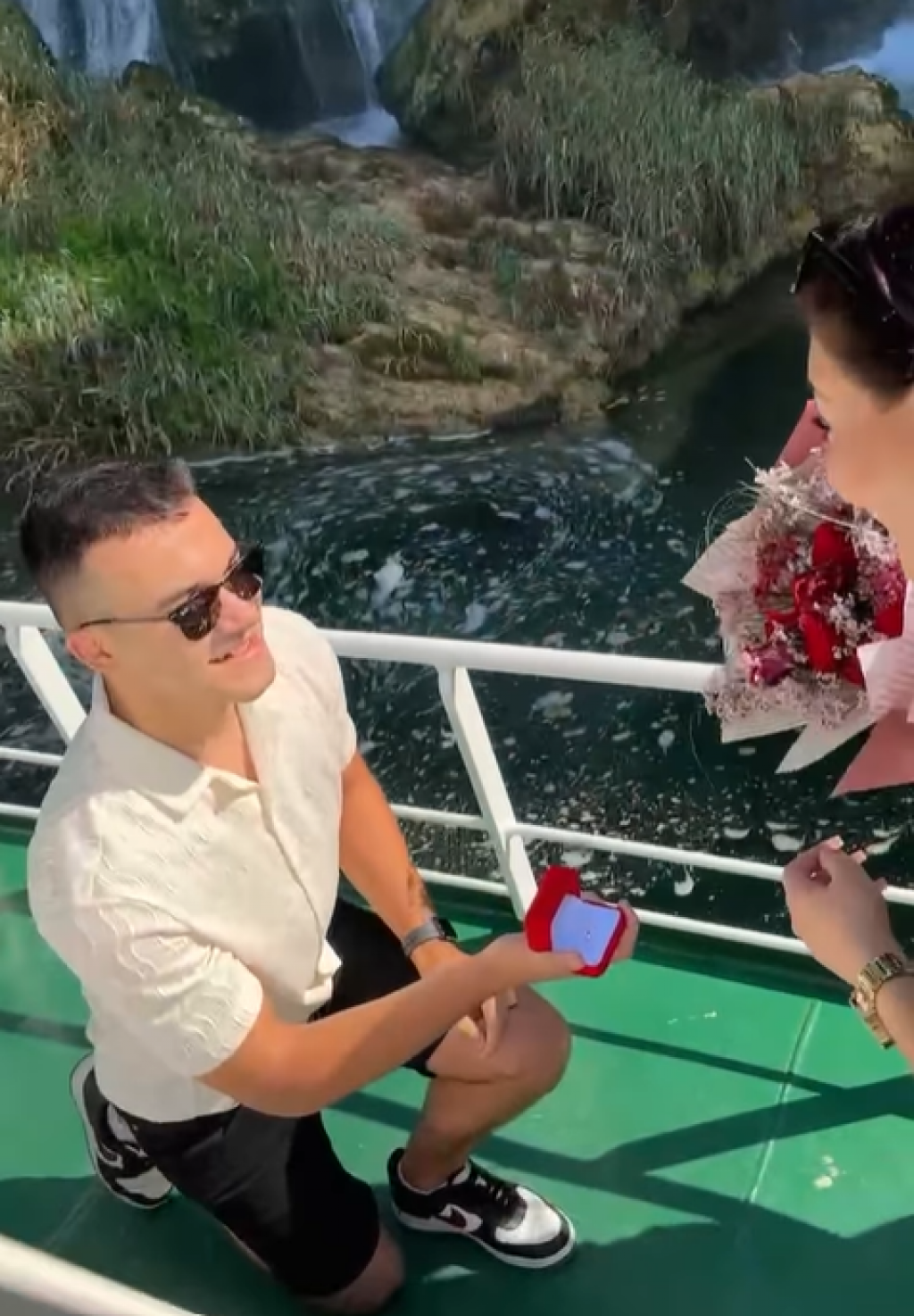 &lt;p&gt;Iz Nacionalnog parka Krka podijelili su na Instagramu romantičnu snimku prosidbe kod Roškog slapa&lt;/p&gt;