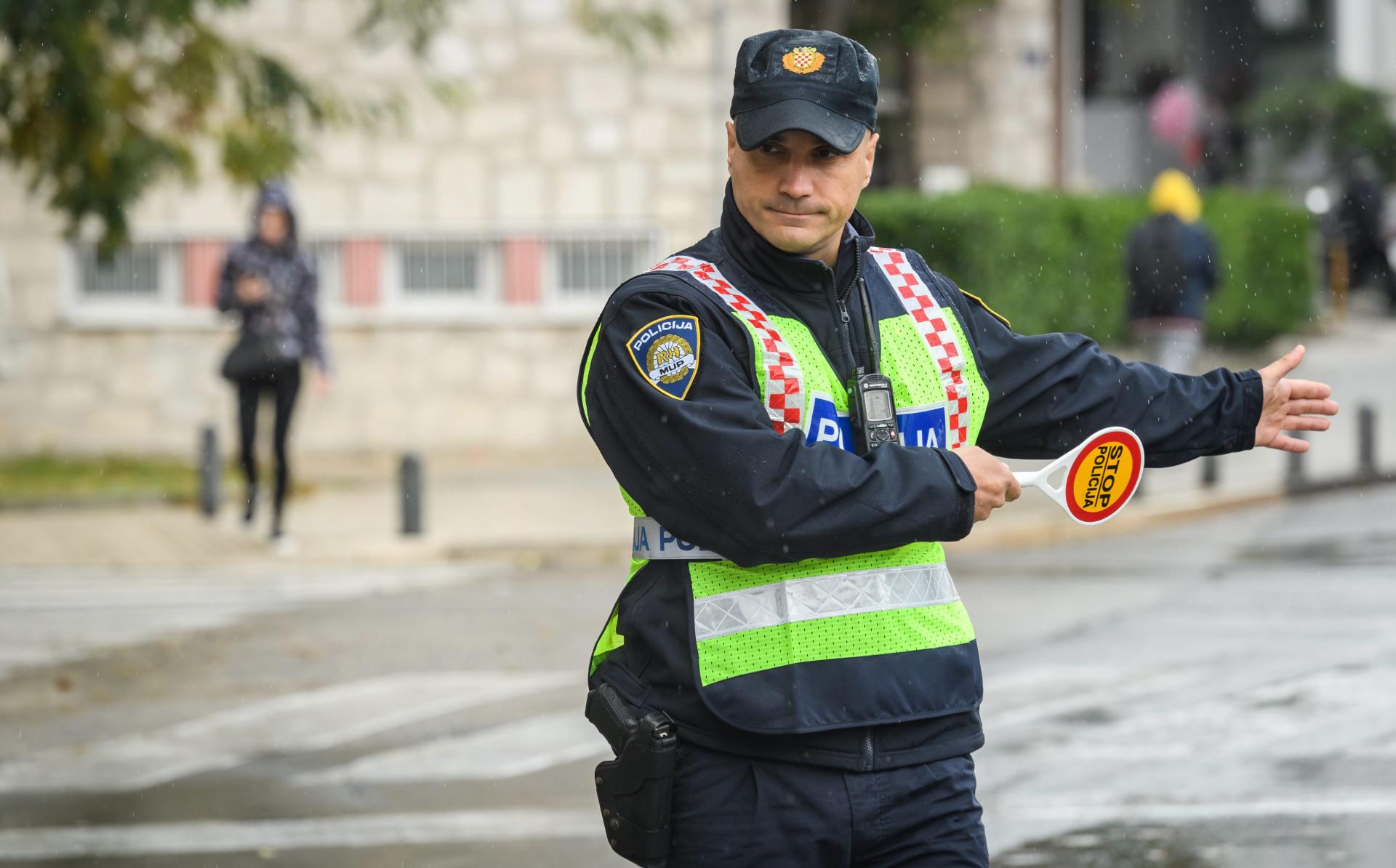 Slobodna Dalmacija Policija Sino Uhvatila Ka Telanina Koji Je Vozio Pijan K O Letva A U