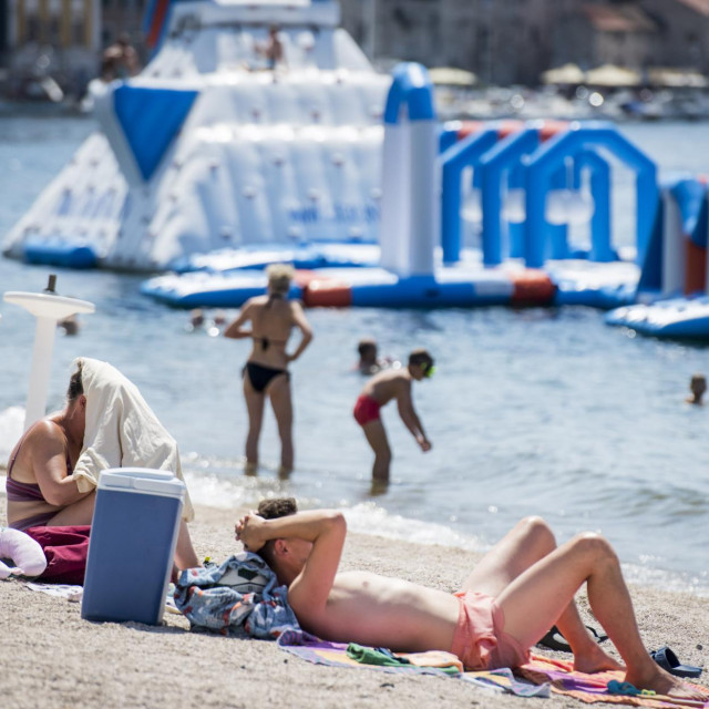 &lt;p&gt;Morska se površina sporije zagrijava od kopnene i sporije se hladi, pa joj temperatura ne raste tako visoko i ne pada tako nisko kao temperatura kopnene površine&lt;/p&gt;