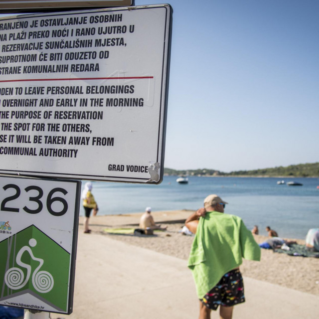 &lt;p&gt;Ko rano rani, taj mjesto na plaži grabi! Ko zaspe, pa dođe kasno, bolje mu je da ostane u apartmanu, pod klimom! – rekoše nam gosti u Srimi pokraj Vodica&lt;/p&gt;