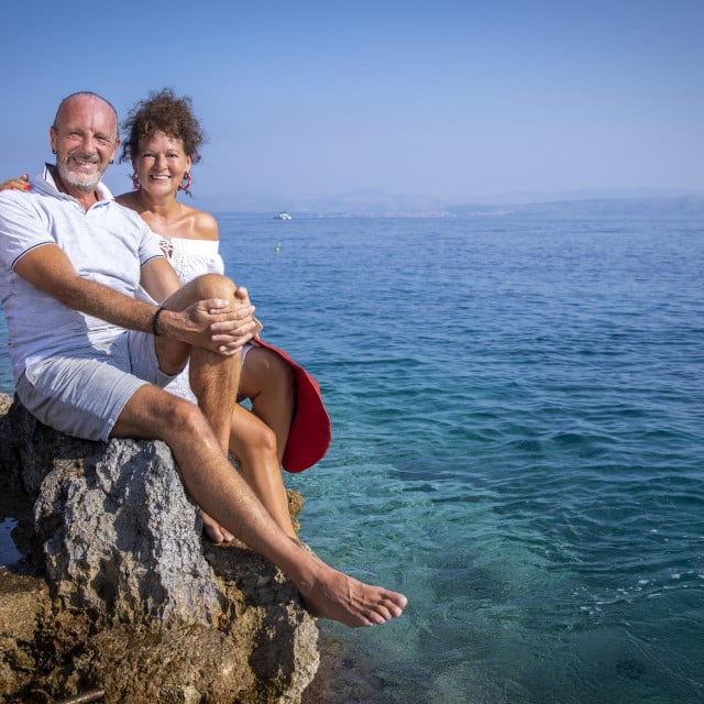 &lt;p&gt;‘Otočni život za nas je idealan, ljeti i zimi. Ljeti se budimo rano i odmah skok u more, na plažu ispod kuće s termosicom kave. Pa onda prije podne na još jednu kavu u selo, usput učinit malo spize, proćakulamo s ljudima...‘&lt;/p&gt;