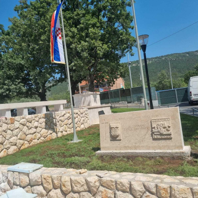 &lt;p&gt;Spomen ploča s grbovima Treće imotske bojne i 4. GBR s uklesanim riječima Mate Vučka Čigre: Ja umirem, živila Hrvatska&lt;/p&gt;