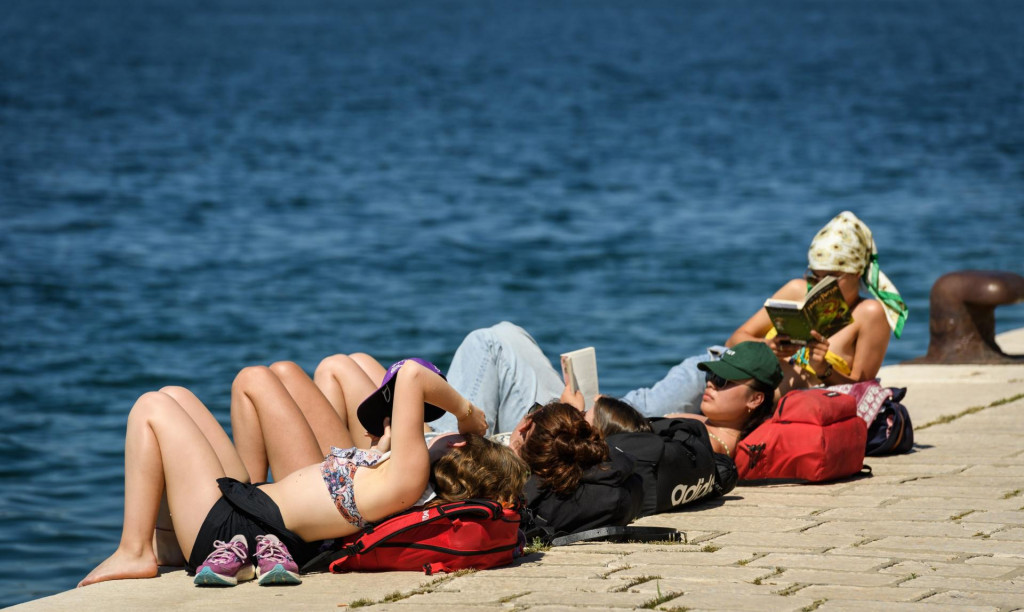 &lt;p&gt;Sibenik, 130522.&lt;br&gt;
Gradjani i turisti uzivaju u vrucem ljetnom danu.&lt;br&gt;