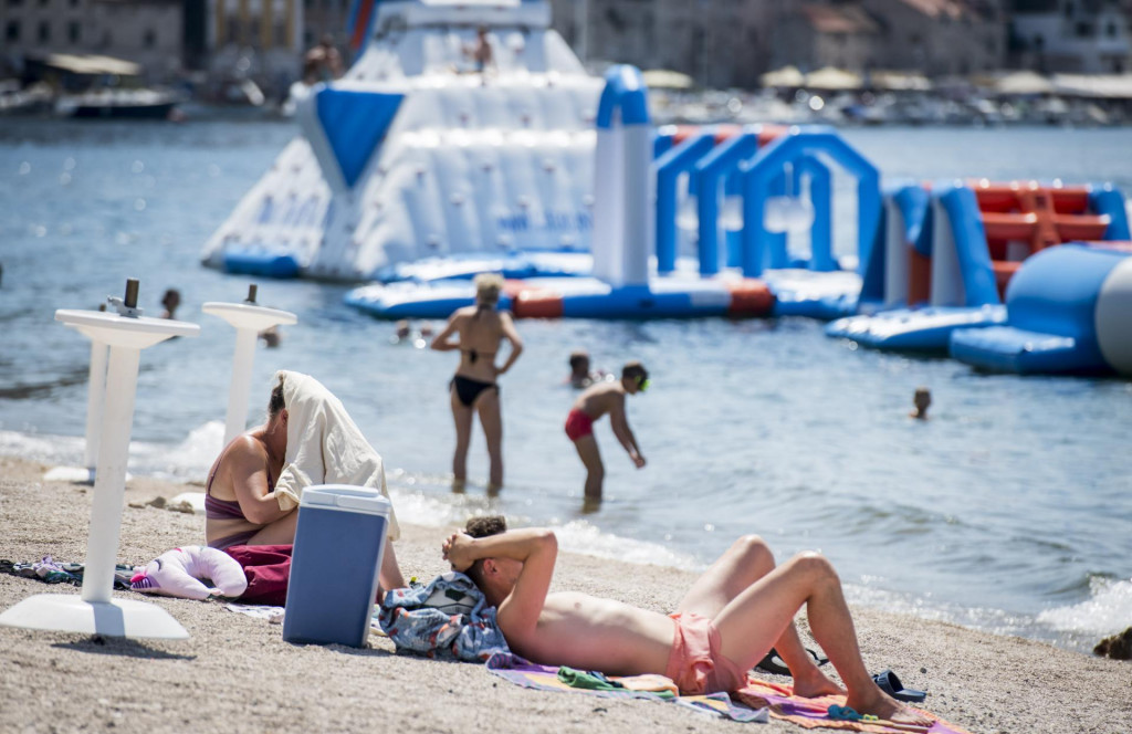 &lt;p&gt;Morska se površina sporije zagrijava od kopnene i sporije se hladi, pa joj temperatura ne raste tako visoko i ne pada tako nisko kao temperatura kopnene površine&lt;/p&gt;