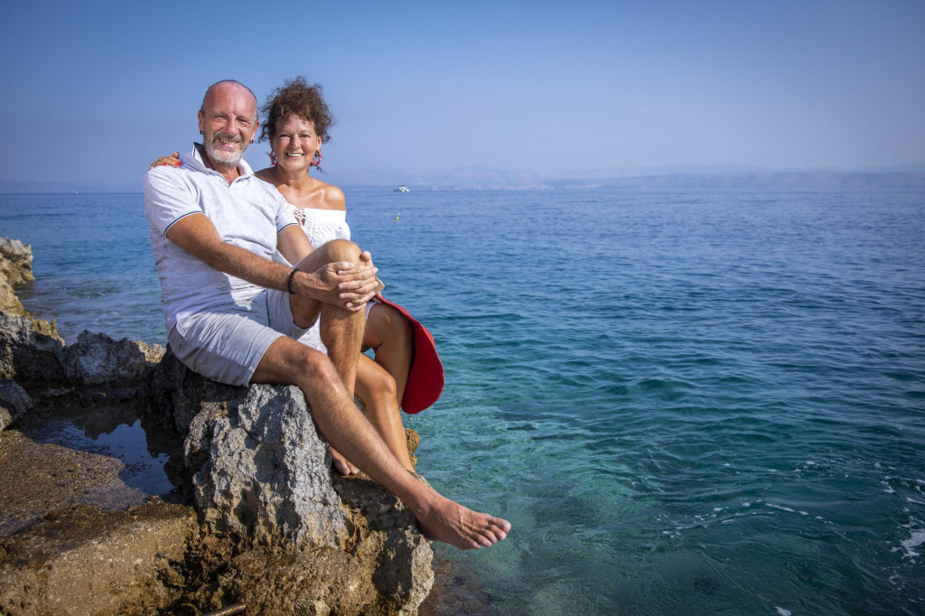 &lt;p&gt;‘Otočni život za nas je idealan, ljeti i zimi. Ljeti se budimo rano i odmah skok u more, na plažu ispod kuće s termosicom kave. Pa onda prije podne na još jednu kavu u selo, usput učinit malo spize, proćakulamo s ljudima...‘&lt;/p&gt;