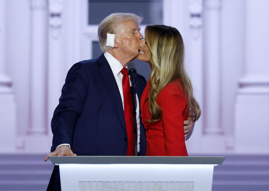 &lt;p&gt;MILWAUKEE, WISCONSIN - JULY 18: Republican presidential nominee, former U.S. President Donald Trump kisses former first lady Melania Trump after officially accepting the Republican presidential nomination on stage on the fourth day of the Republican National Convention at the Fiserv Forum on July 18, 2024 in Milwaukee, Wisconsin. Delegates, politicians, and the Republican faithful are in Milwaukee for the annual convention, concluding with former President Donald Trump accepting his party‘s presidential nomination. The RNC takes place from July 15-18. Chip Somodevilla/Getty Images/AFP (Photo by CHIP SOMODEVILLA/GETTY IMAGES NORTH AMERICA/Getty Images via AFP)&lt;/p&gt;