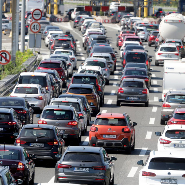 &lt;p&gt;Kolona automobila na naplatnoj postaji Lučko u smjeru mora&lt;/p&gt;