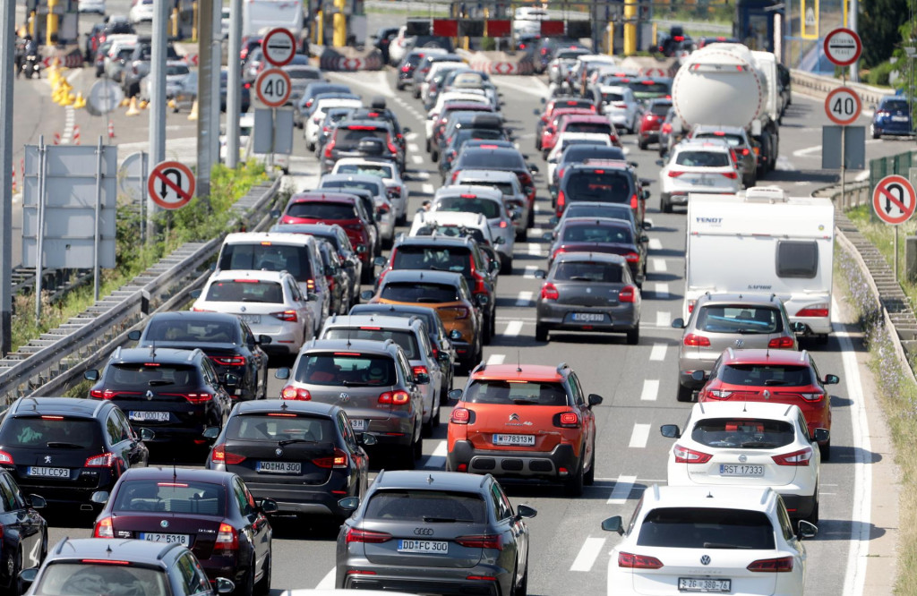 &lt;p&gt;Kolona automobila na naplatnoj postaji Lučko u smjeru mora&lt;/p&gt;