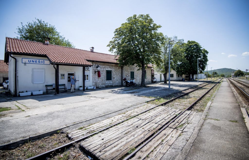 &lt;p&gt;Željeznička postaja u Unešiću&lt;/p&gt;