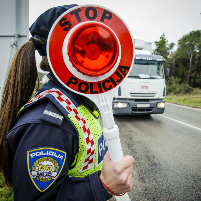 &lt;p&gt;hićen je i smješten u prostorije policije do prestanka djelovanja alkohola&lt;/p&gt;