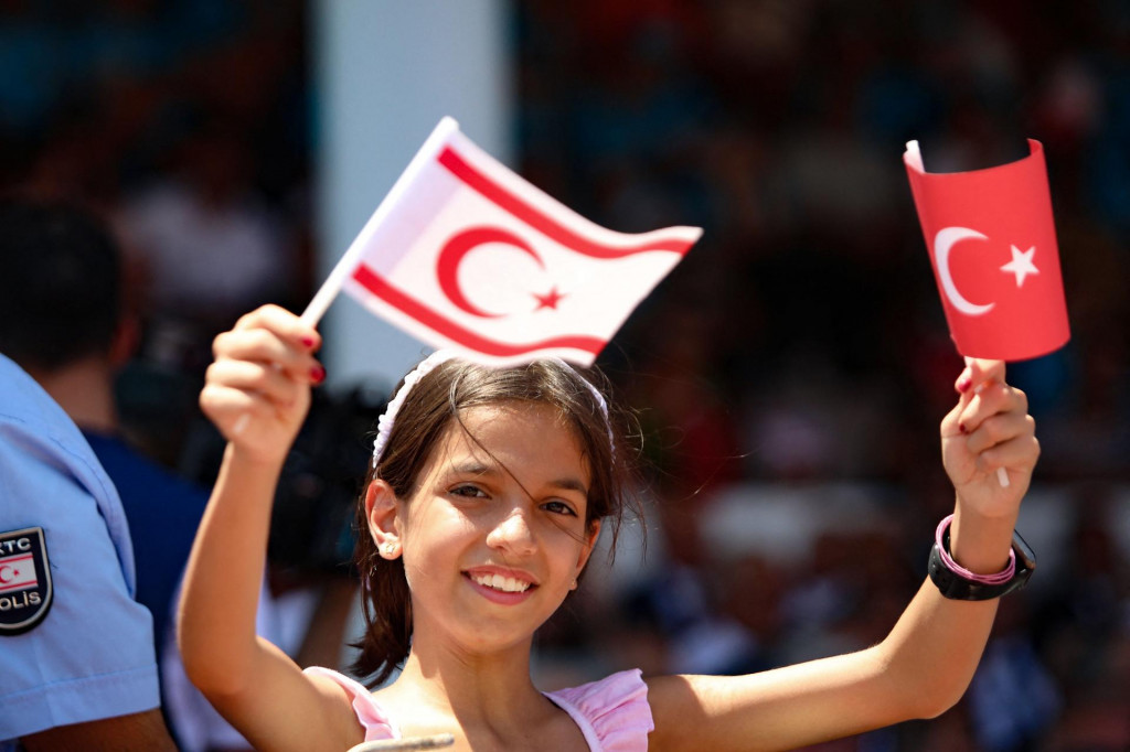 &lt;p&gt;Mlada djevojka maše zastavama Turske i Sjevernog Cipra dok Cipar obilježava 50. godišnjicu turske invazije&lt;/p&gt;