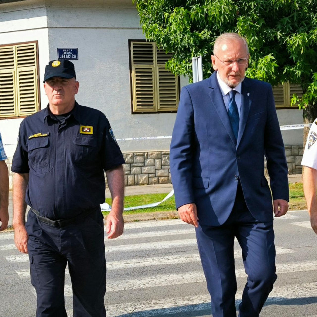 &lt;p&gt;Ministar unutrašnjih poslova Davor Božinović s policijskim dužnosnicima u Daruvaru&lt;/p&gt;