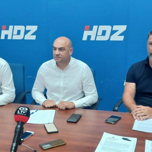 &lt;p&gt;Joško Cebalo, Blaž Pezo i Andrija Fabris održali su konferenciju za novinare na temu moguće ovrhe nad gradom Korčulom&lt;/p&gt;