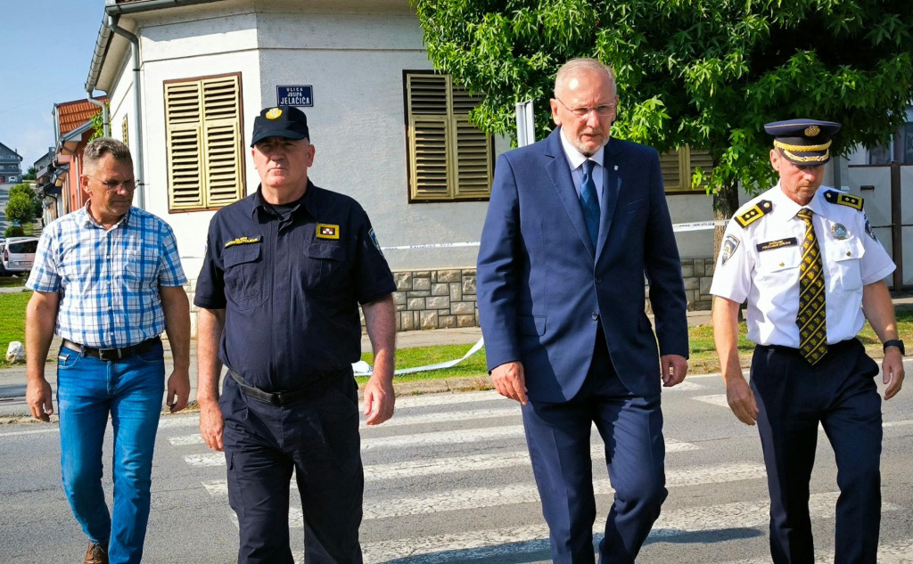 &lt;p&gt;Ministar unutrašnjih poslova Davor Božinović s policijskim dužnosnicima u Daruvaru&lt;/p&gt;