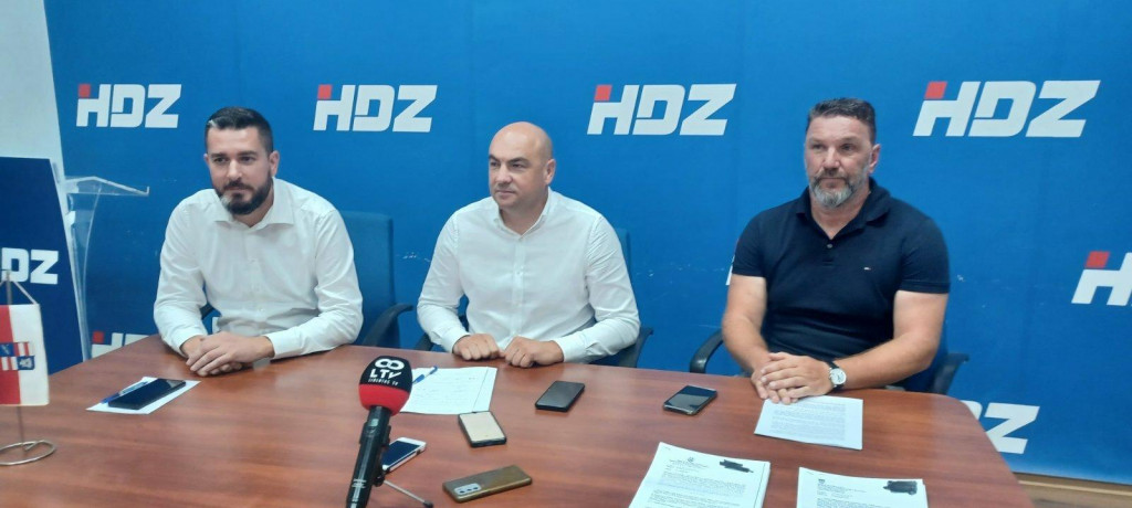 &lt;p&gt;Joško Cebalo, Blaž Pezo i Andrija Fabris održali su konferenciju za novinare na temu moguće ovrhe nad gradom Korčulom&lt;/p&gt;
