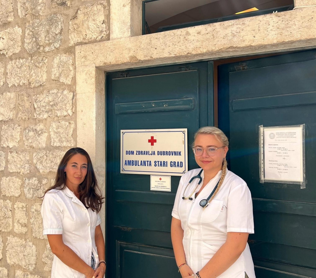 &lt;p&gt;Dr. Lucija Janjalija i medicinska sestra Katarina Bilić ispred turističke ambulante u zidinama&lt;/p&gt;