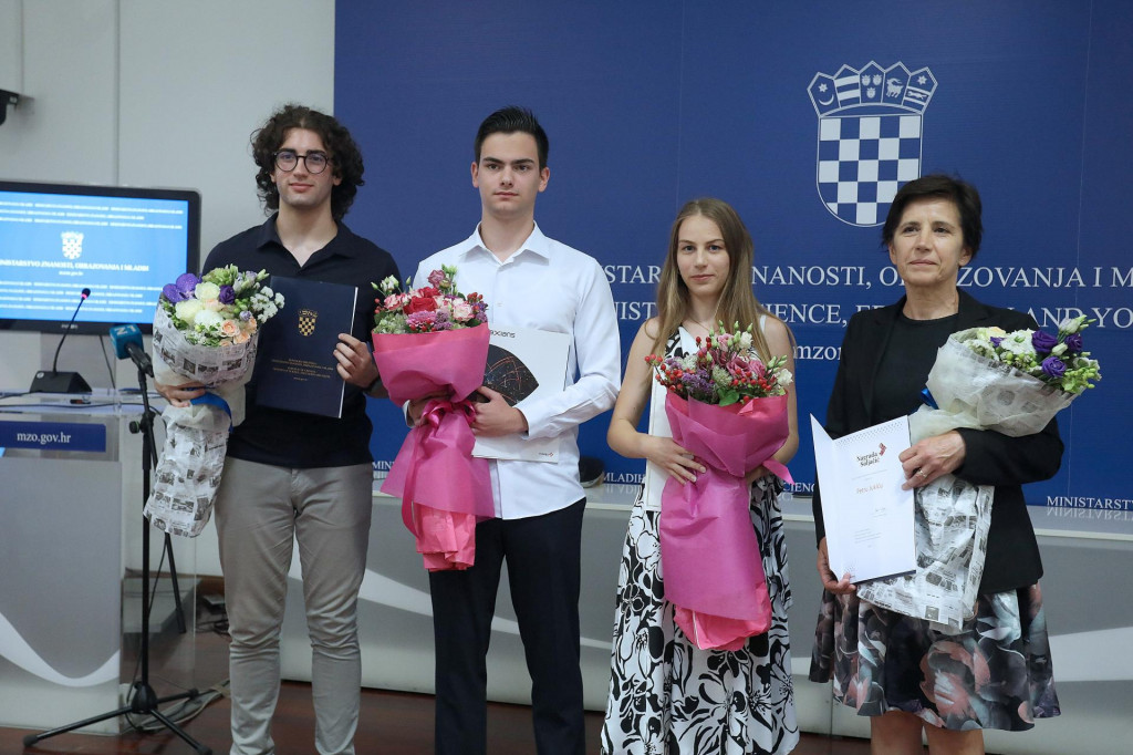 &lt;p&gt;&lt;br&gt;
Vid Šarić, Bartul Zavorović, Lara Usmiani i mama Petra Jukića&lt;br&gt;
 &lt;/p&gt;