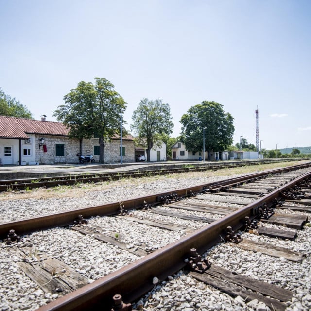 &lt;p&gt; Željeznicka postaja u općini Unešić&lt;/p&gt;
