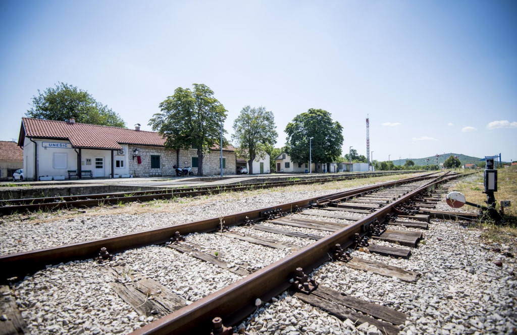 &lt;p&gt; Željeznicka postaja u općini Unešić&lt;/p&gt;