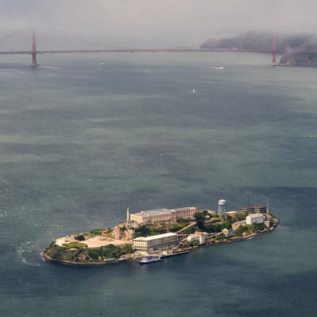 &lt;p&gt;Alcatraz ili Hrid&lt;/p&gt;