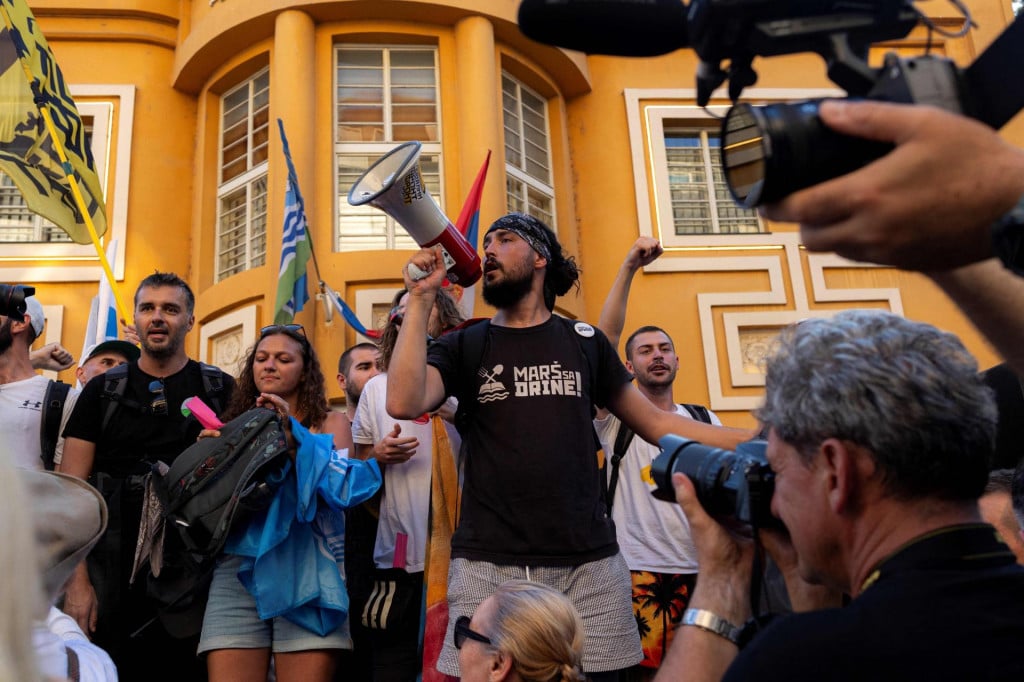 &lt;p&gt;Prosvjednici i članovi pokreta ‘Marš sa Drine‘ izvikuju parole protiv ‘Rio Tinta‘&lt;/p&gt;