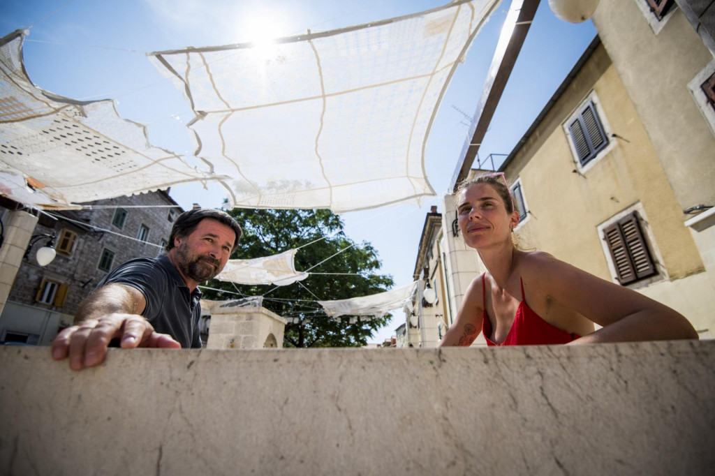 &lt;p&gt;Sibenik, 260724.&lt;br&gt;
Instalacija cipkanih tabletica postavljena na Stari pazar.&lt;br&gt;