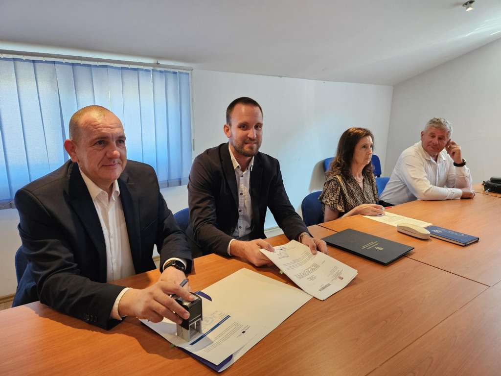 &lt;p&gt;Ministar Erlić i gradonačelnik Bugarin potpisali su ugovor kojim je grad Trilj dobio bespovratnih 511.766 eura&lt;/p&gt;