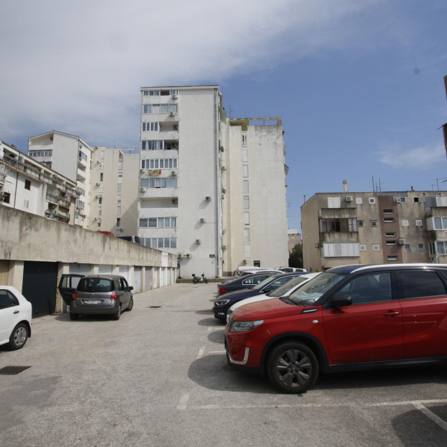 &lt;p&gt;Na parkingu ispred zgrade u Ulici Vladimira Nazora 1 na Gorinki, vozila parkiraju gosti ilegalnih iznajmljivača i vozači koji tu uopće ne stanuju&lt;/p&gt;