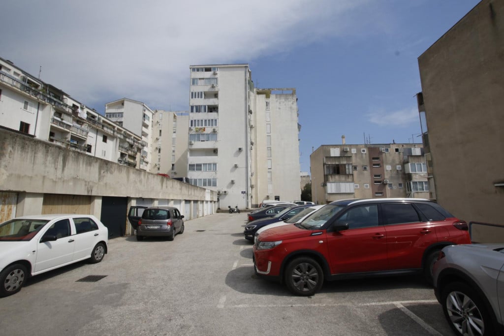 &lt;p&gt;Na parkingu ispred zgrade u Ulici Vladimira Nazora 1 na Gorinki, vozila parkiraju gosti ilegalnih iznajmljivača i vozači koji tu uopće ne stanuju&lt;/p&gt;