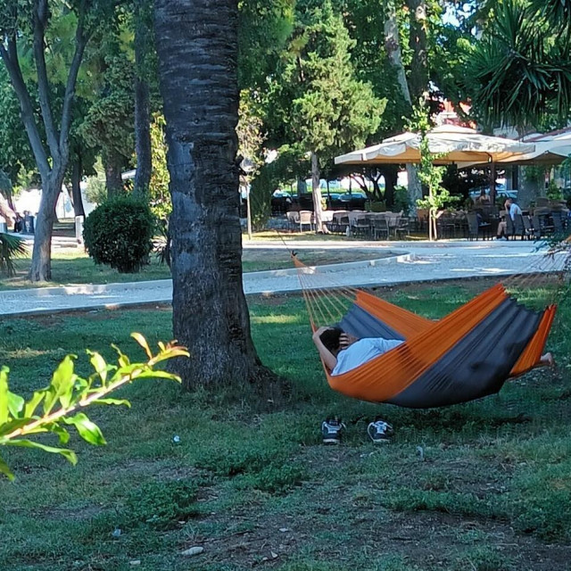 &lt;p&gt;Mreža za spavanje na rivi&lt;/p&gt;