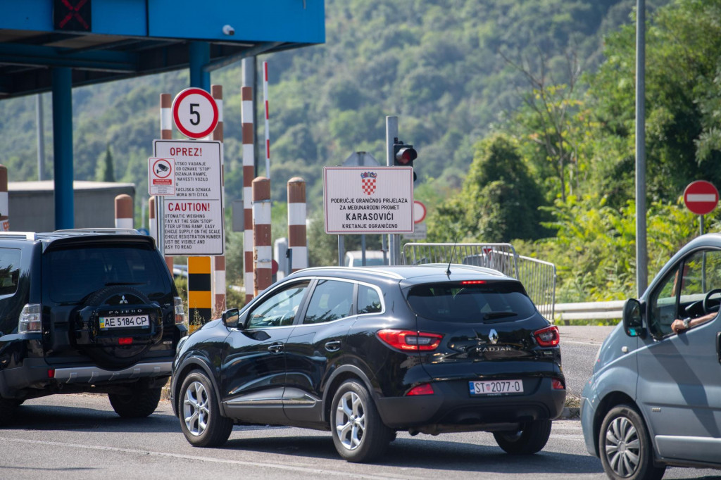 &lt;p&gt;Nesnosne gužve kroz Konavle i na graničnim prijelazima zbog pojačanog prometa u ljetnim mjesecima&lt;/p&gt;