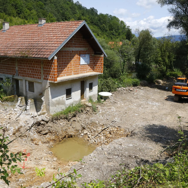 &lt;p&gt;Vrelo na rijeci Uni kod Srba, gdje se trenutno odvijaju radovi na izgradnji male hidroelektrane, koji ostavljaju devastirajuće posljedice na okoliš&lt;/p&gt;